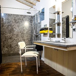 Salle d'eau accessible handicapé avec douche à l'italienne