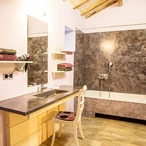Salle de bain design avec baignoire en béton ciré