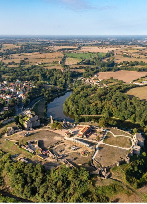 Vue aérienne du Château de Tiffauges